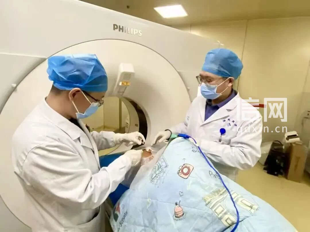 神经外科团队为患者治疗。（来源：海慈中医医疗集团）