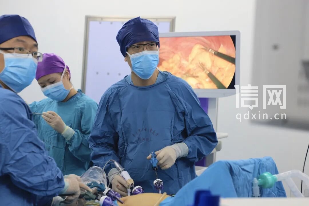 北京大学人民医院肝胆外科专家朱卫华主任常态化在青岛开展工作。（来源：青岛妇儿医院）