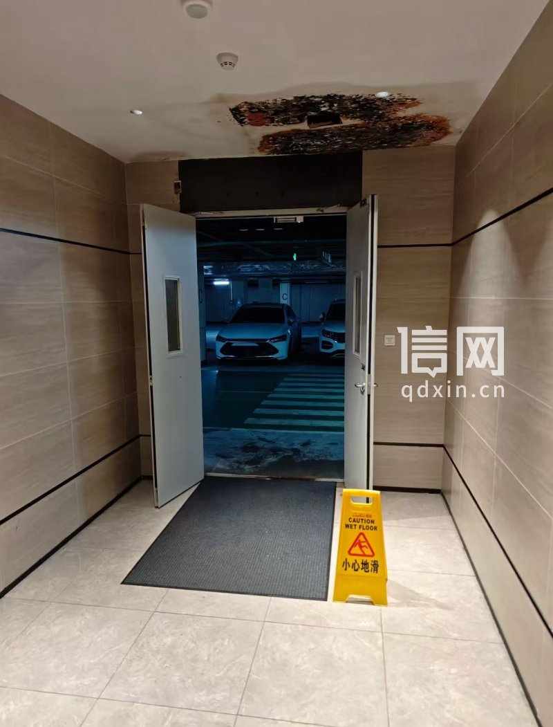 通道顶部出现霉斑。（来源：受访者）