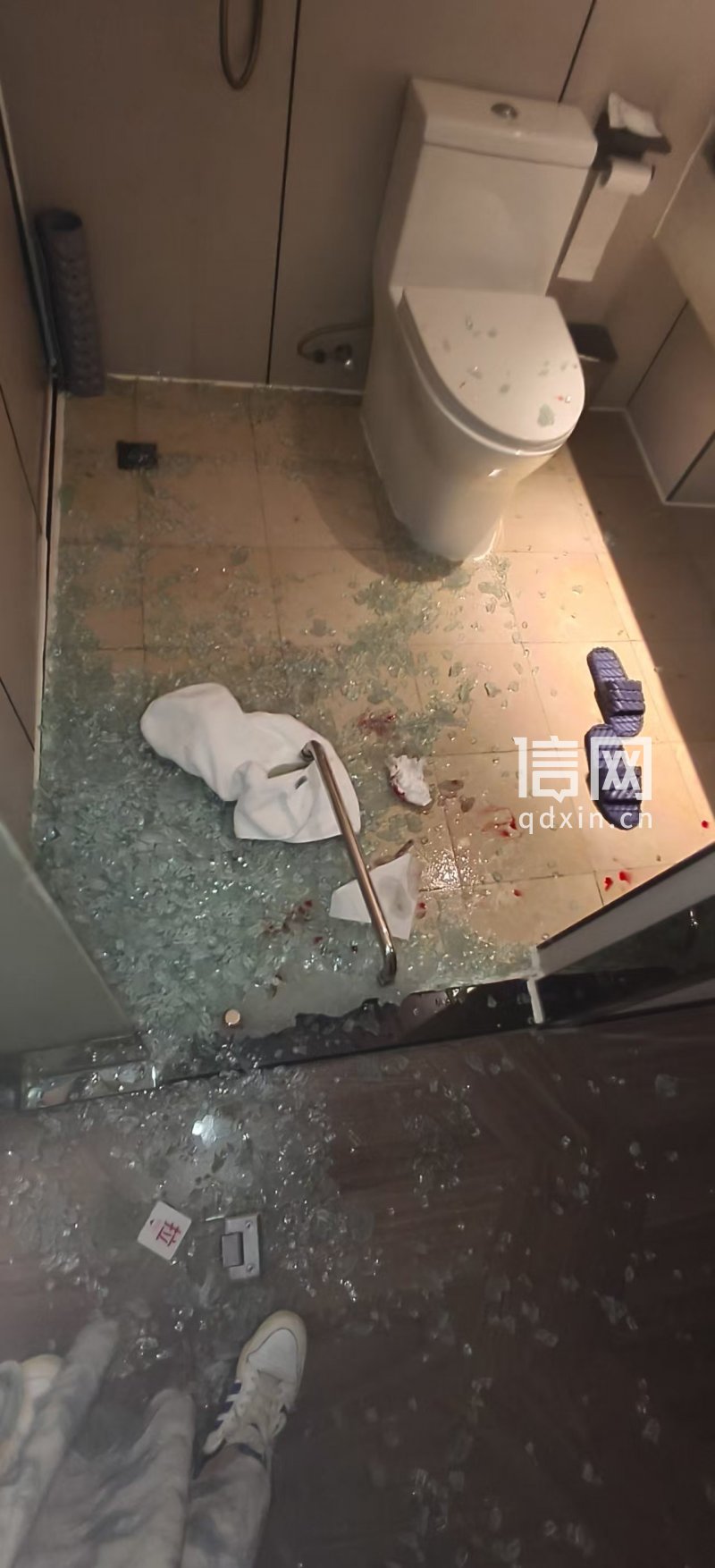 酒店玻璃门爆裂（来源：受访者）