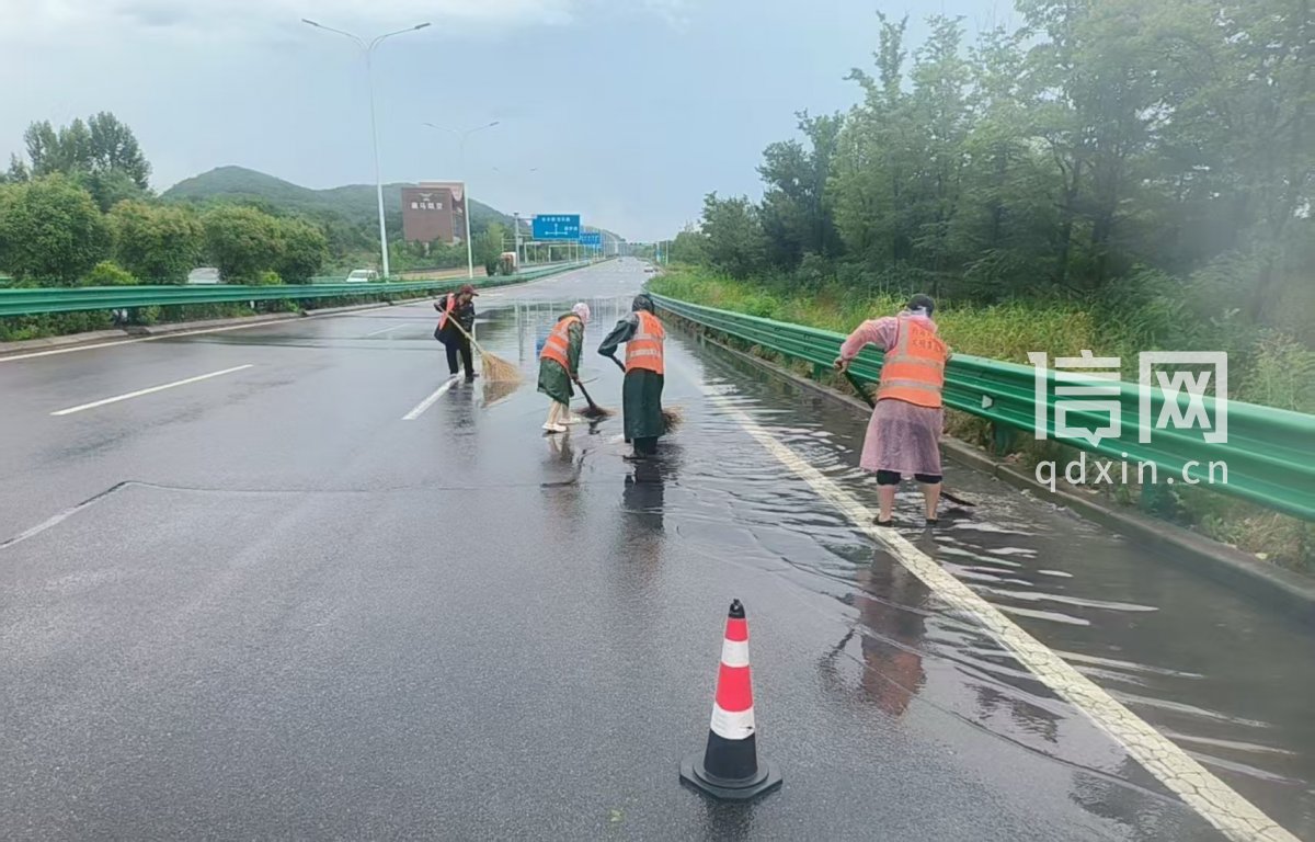 青岛公路通宵抢险保障汛期公路通行安全。（来源：青岛市交通运输局）