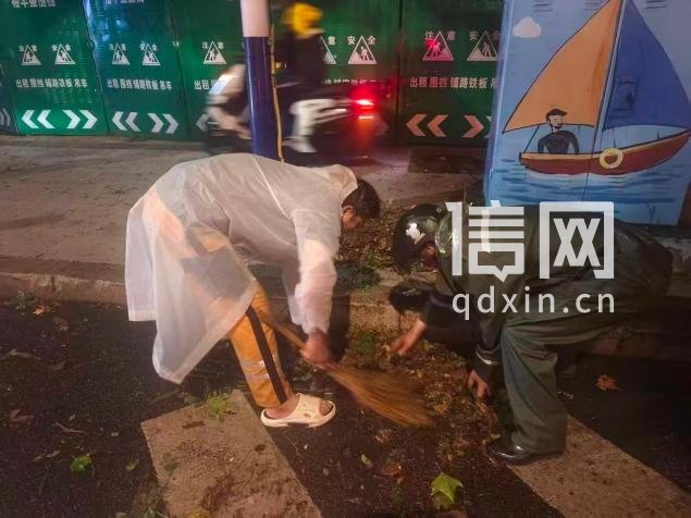 环卫人员清理断枝落叶。（来源：青岛市城市管理局）