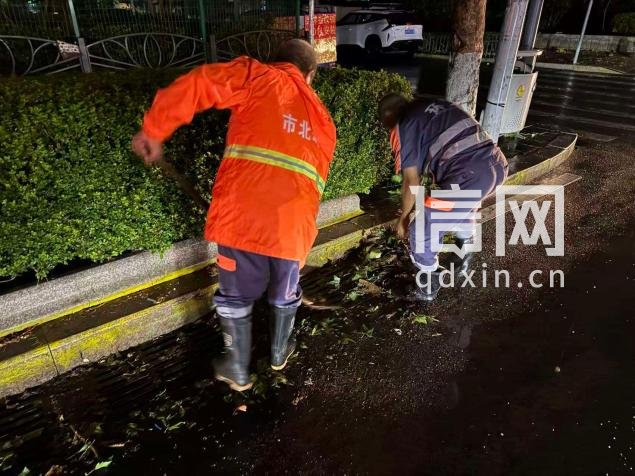 环卫人员清理断枝落叶。（来源：青岛市城市管理局）