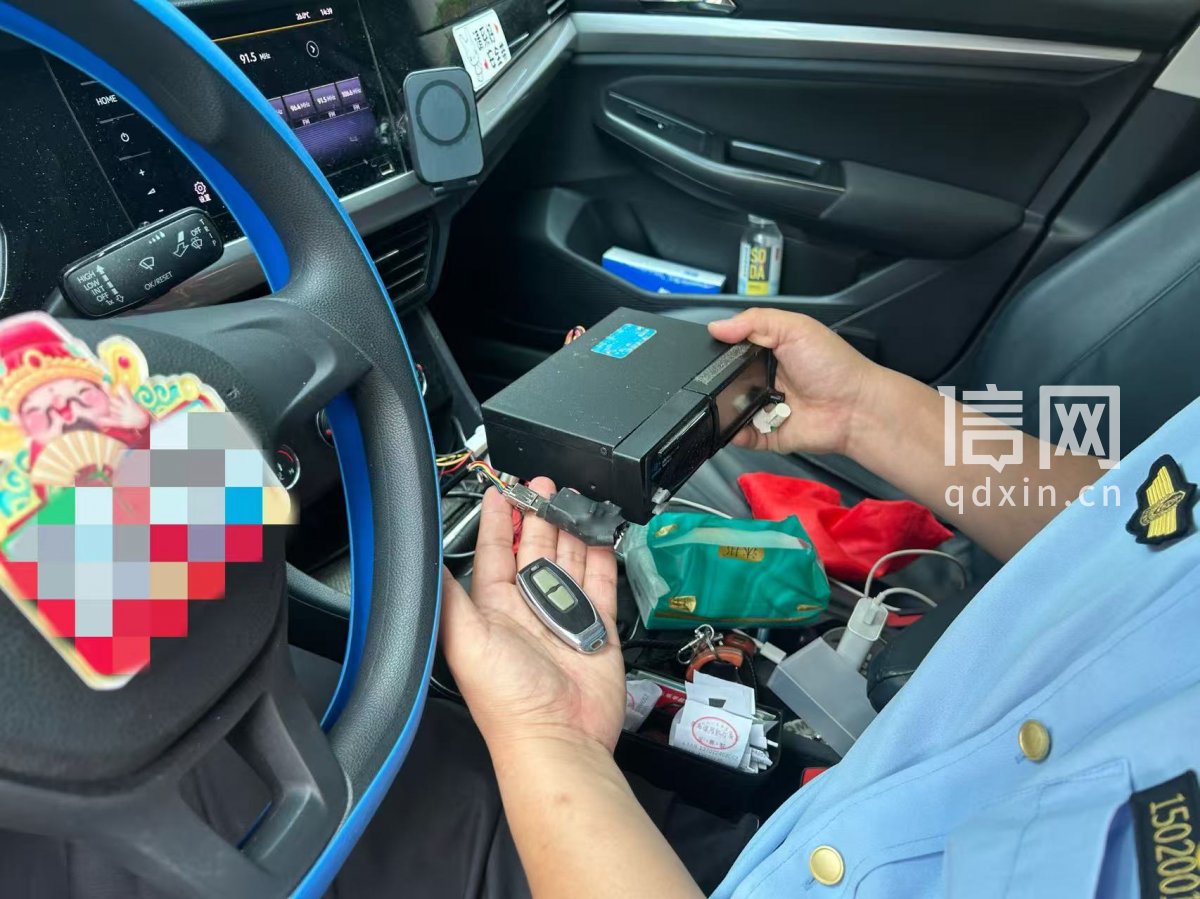 车辆方向盘下方私自加装了隐蔽的控制电线开关。（来源：青岛市交通运输局）