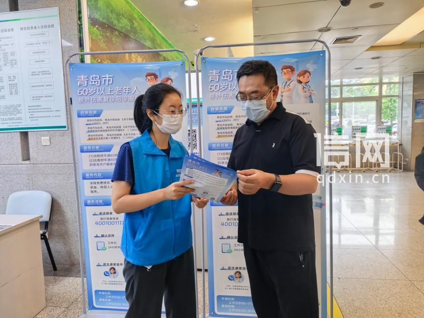 工作人员现场讲解。（来源：青岛市市立医院）