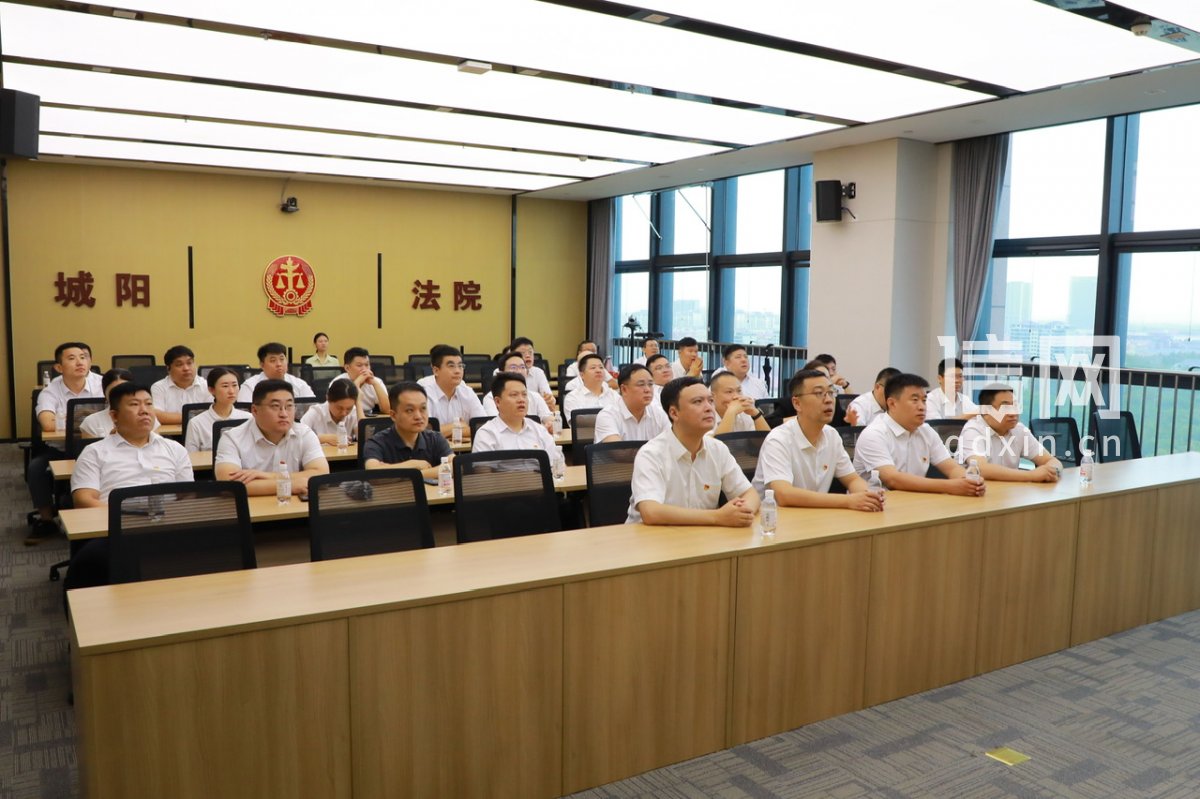 城阳法院公开开庭审理某国有企业项目经理邹某某贪污、受贿案。（来源：城阳法院）