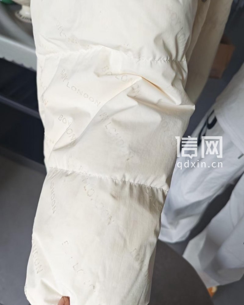 送洗后衣服上品牌LOGO模糊掉色。（来源：受访者）