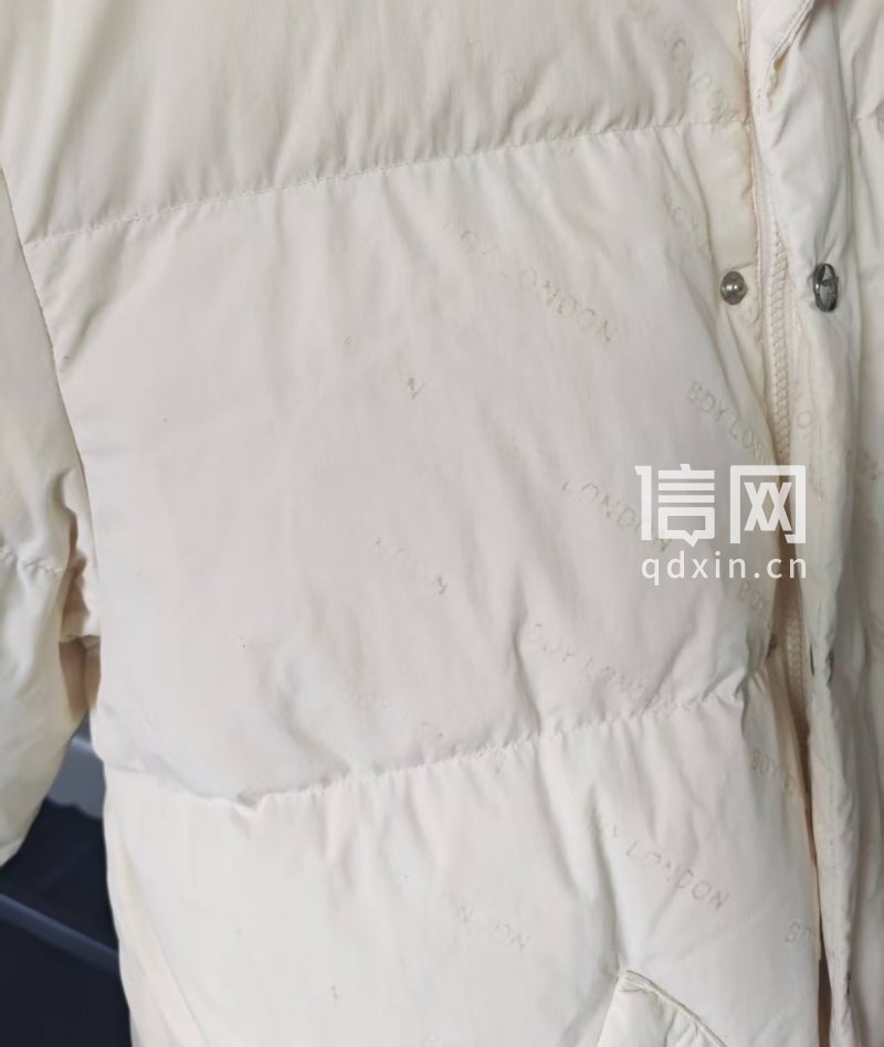 送洗后衣服上品牌LOGO模糊掉色。（来源：受访者）