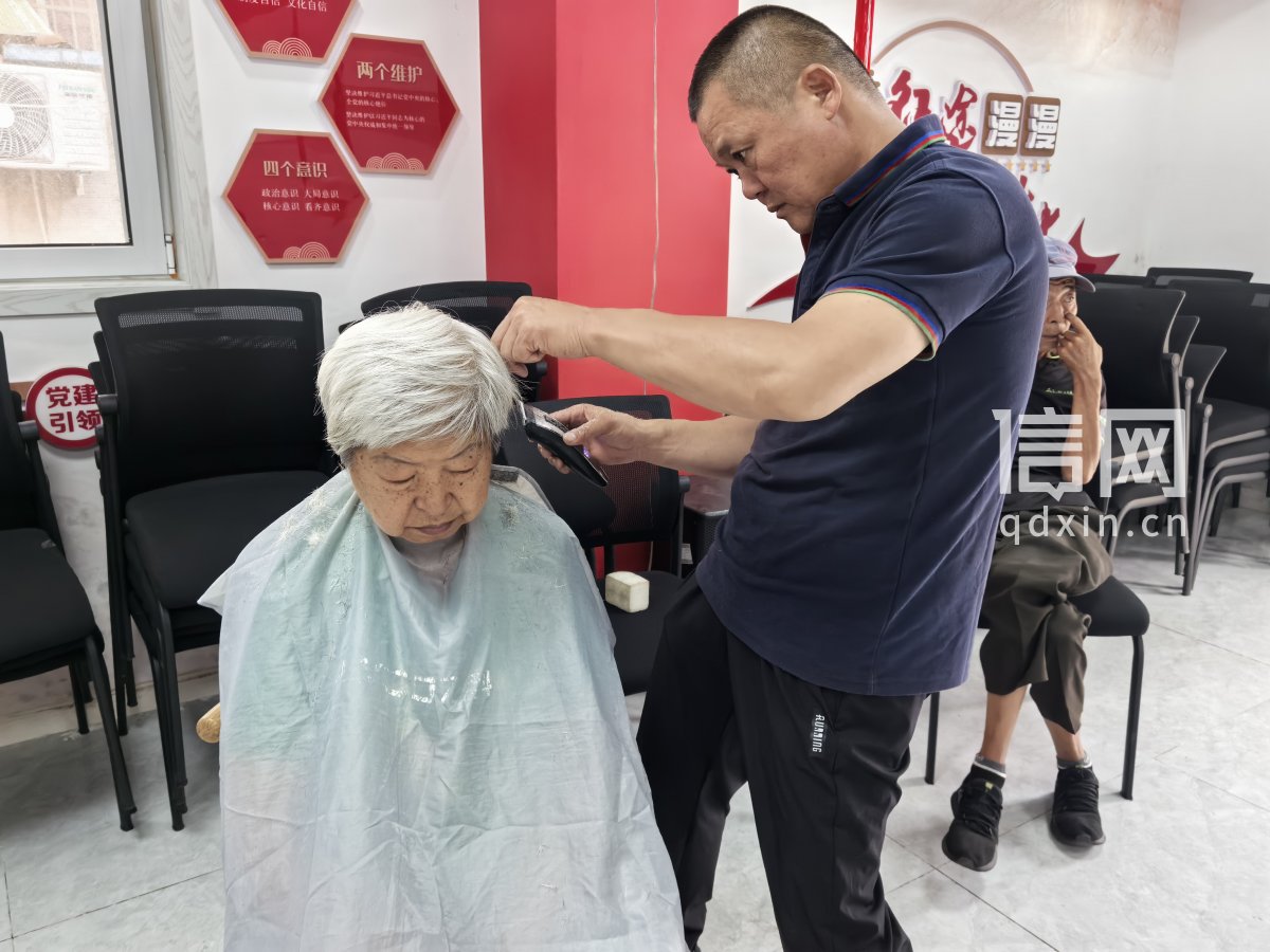 志愿者刘振鹏为居民理发。（来源：信网）