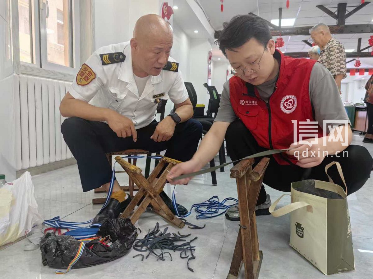 志愿者刘伟（左）、邓振林（右）为居民穿马扎。（来源：信网）