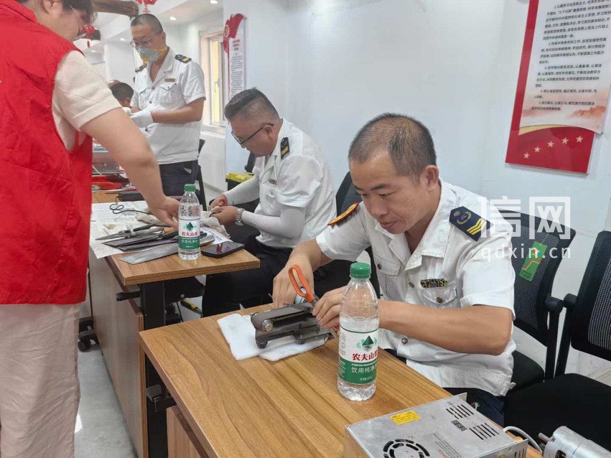 志愿者王琪、马洪飞、杨绣武（从右至左）为居民磨刀。（来源：信网）