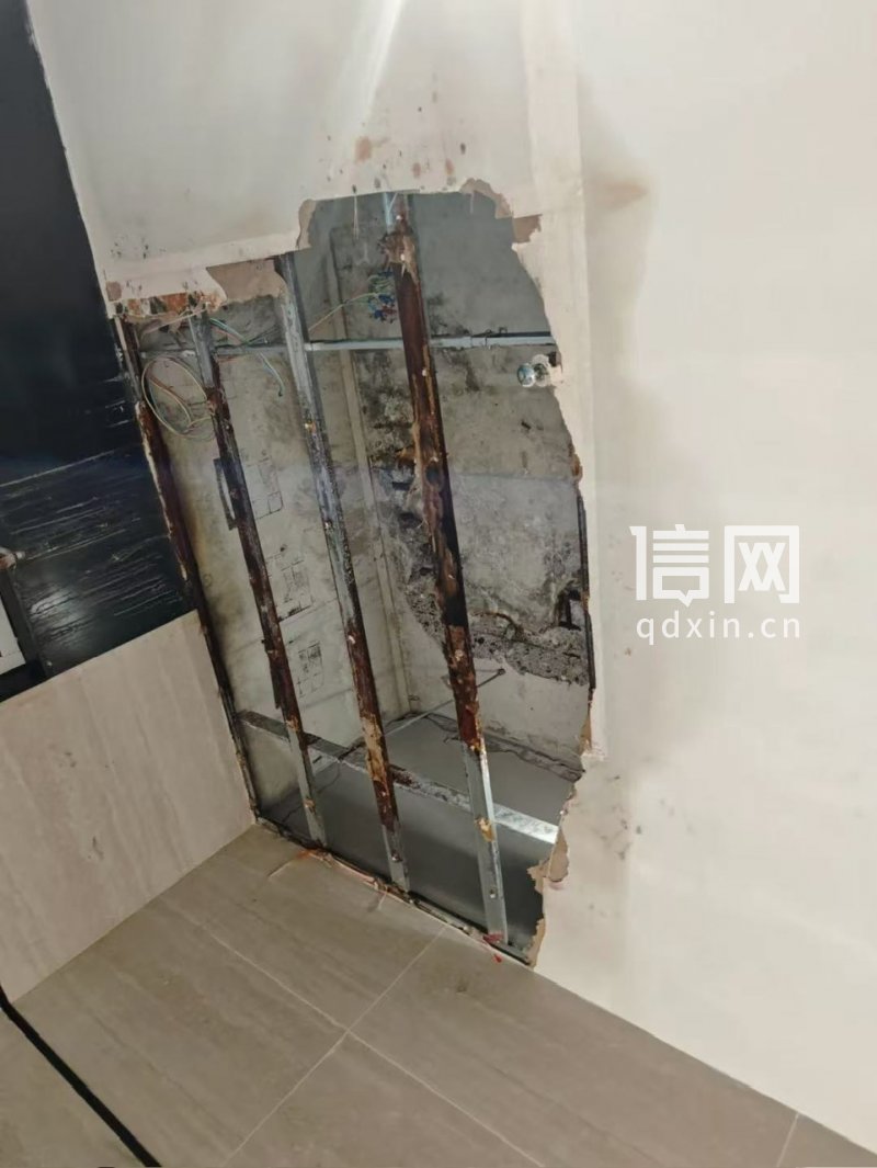 墙体发霉部分已被物业拆除。（来源：受访者）