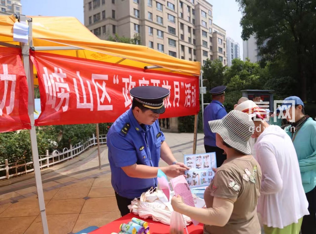 崂山区综合行政执法局中韩综合行政执法中队开展“城管执法进社区”文明养犬主题宣传活动。（来源：崂山区综合行政执法局）