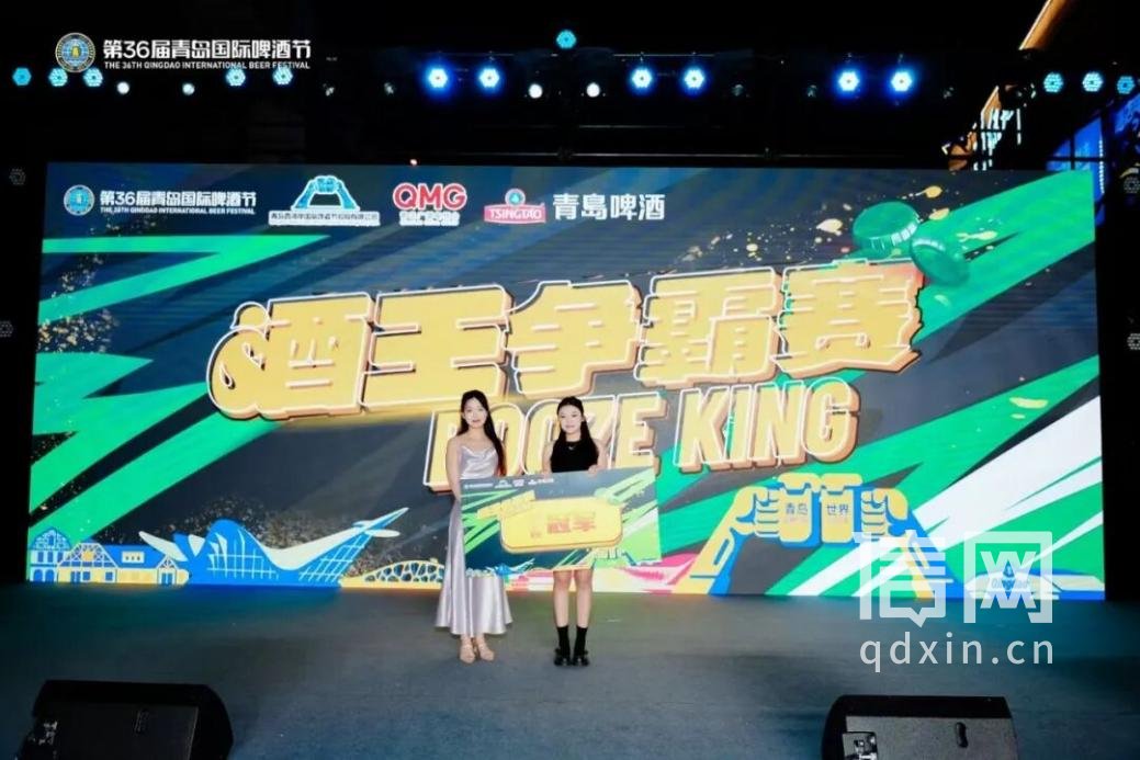 酒王争霸赛“合肥赛区女子组速饮冠军”。（来源：金沙滩啤酒城）
