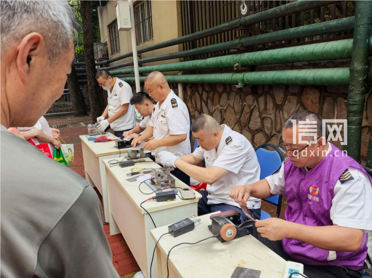 志愿者杨绣武、袁燊、范继锋、肖龙钦、蔺林（从左至右）为居民磨刀。（来源：信网）