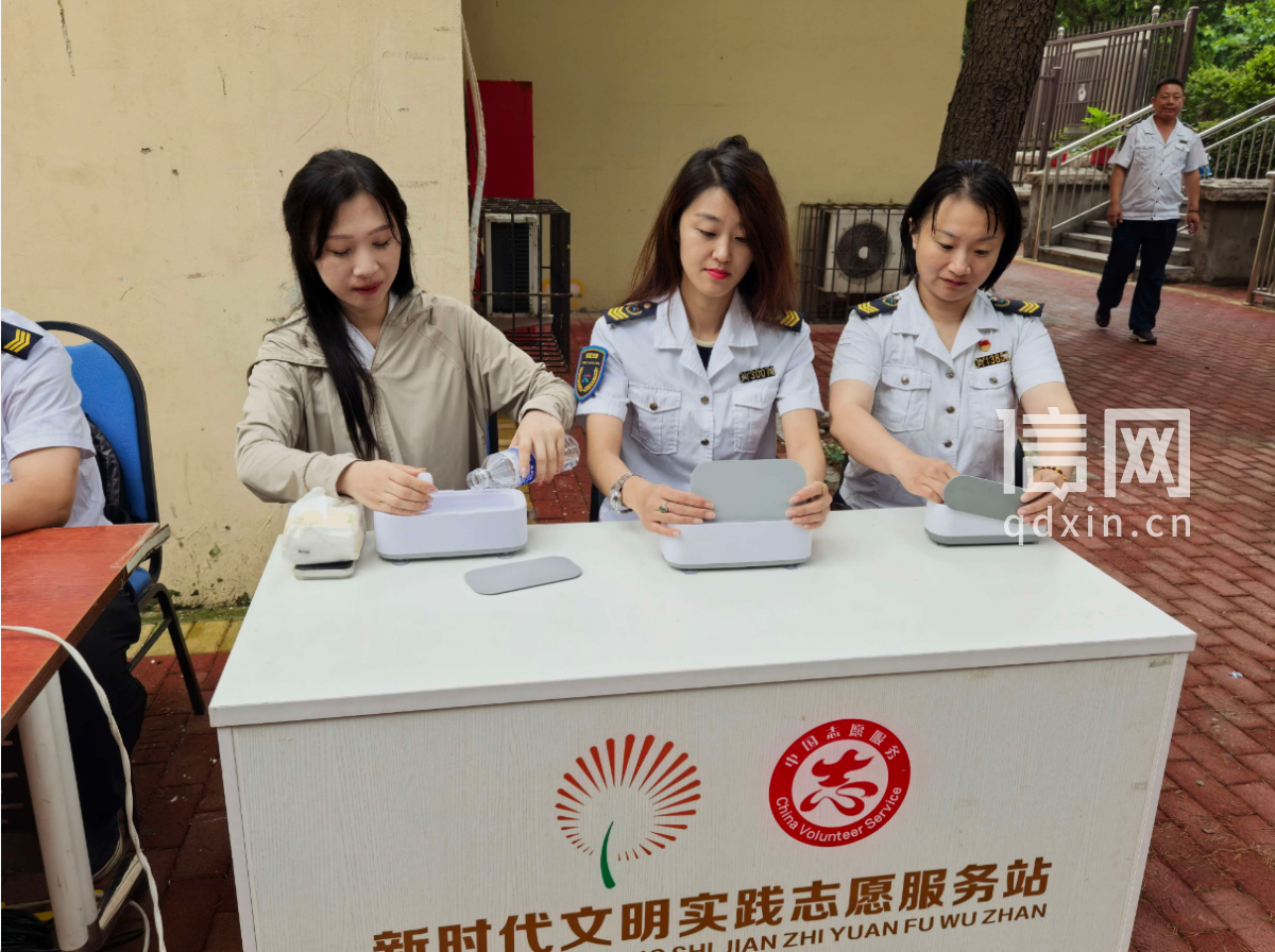 志愿者褚妮娜、姜赛、衣俊鑫（从左至右）为居民清洗眼镜。（来源：信网）