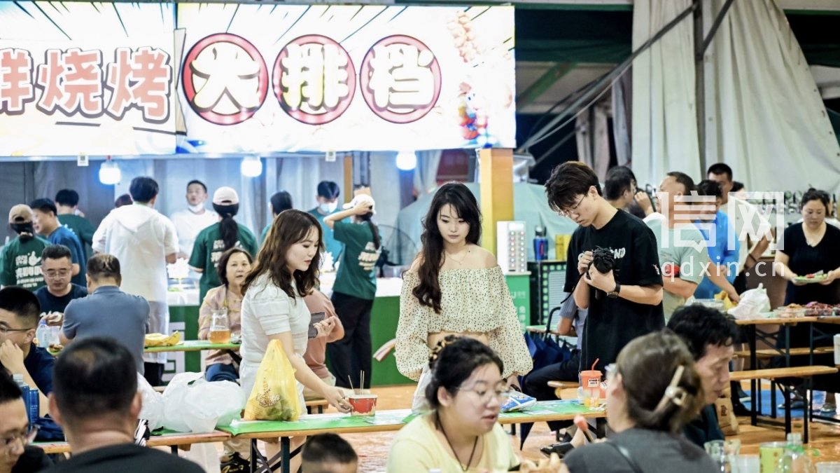 美食大排档前游人如织。（来源：莱西市委宣传部）