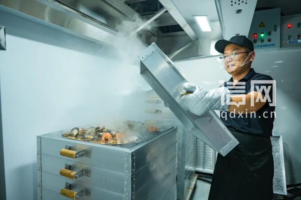 大篷配备开放式透明厨房。(来源:金沙滩啤酒城)