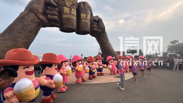 金沙滩啤酒城内的互动表演。（来源：金沙滩啤酒城）