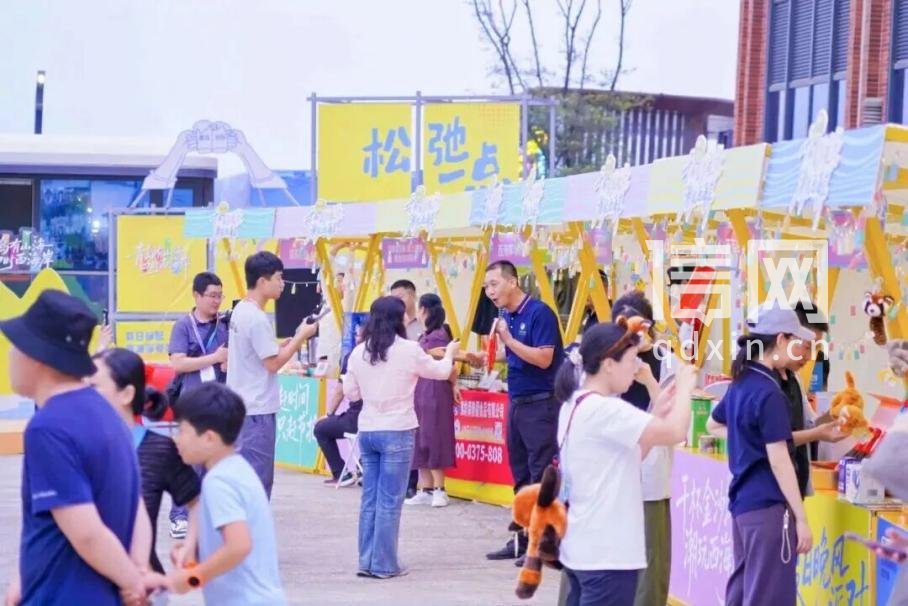 文旅市集实拍图。（来源：金沙滩啤酒城）