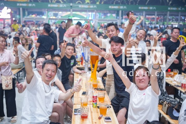 啤酒大篷内人气满满。（来源：金沙滩啤酒城）