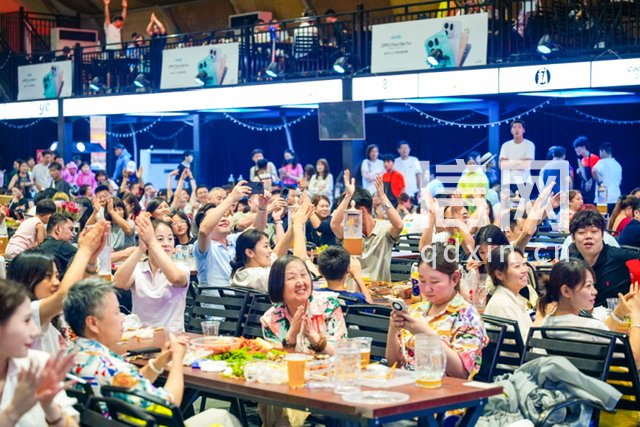 啤酒大篷内人气满满。（来源：金沙滩啤酒城）