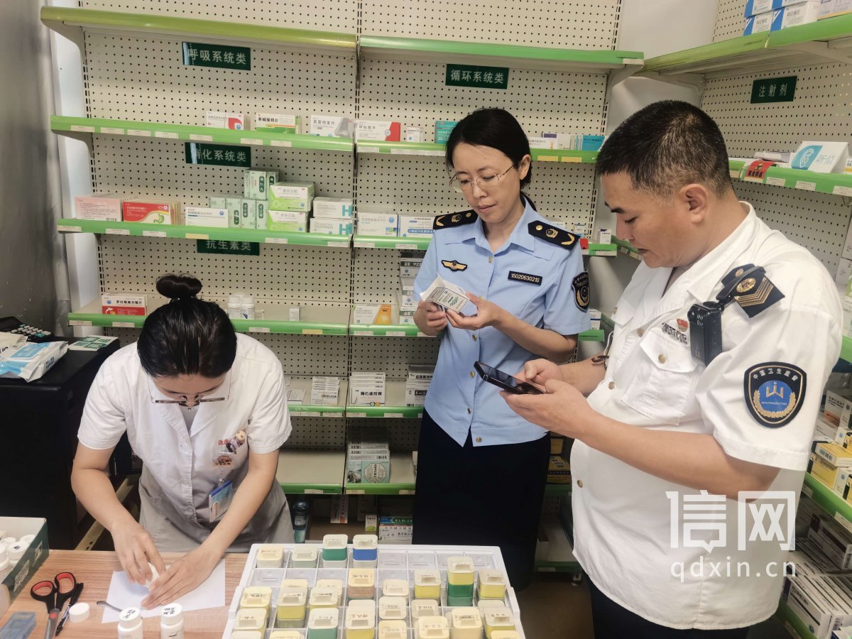 城阳区市场监管局推行“三医”跨部门综合监管，核查药品经营使用环节。（来源：城阳区市场监管局）
