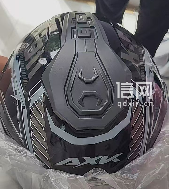 张先生到手的头盔。（来源：受访者）