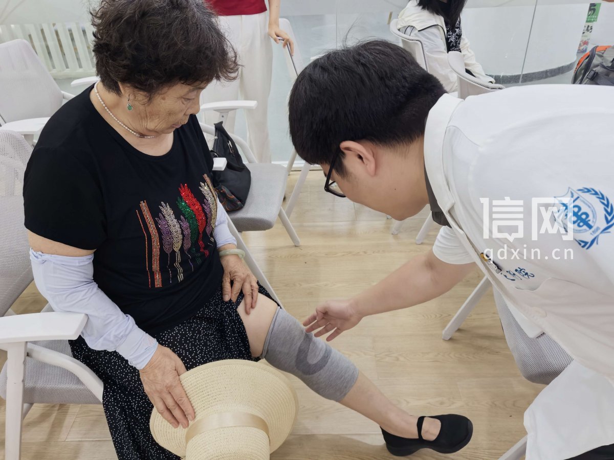 讲解结束后，徐奎帅医生对居民开展一对一问诊咨询。（来源：信网）