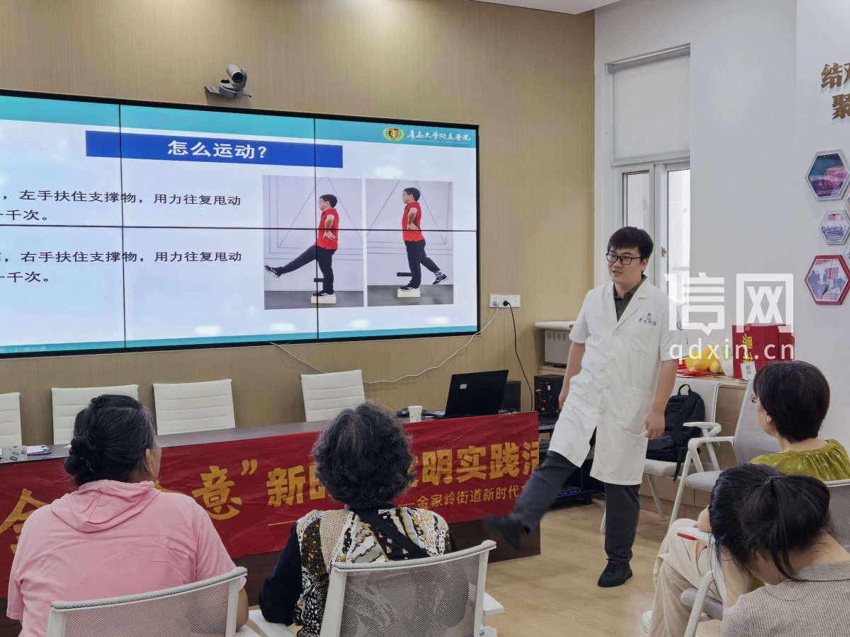 徐奎帅医生为居民讲解示范开膝操做法。（来源：信网）