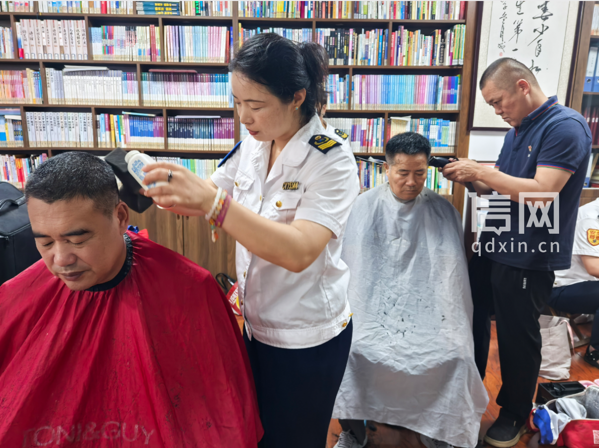 志愿者吴同凤（左）、刘振鹏（右）为居民理发。（来源：信网）