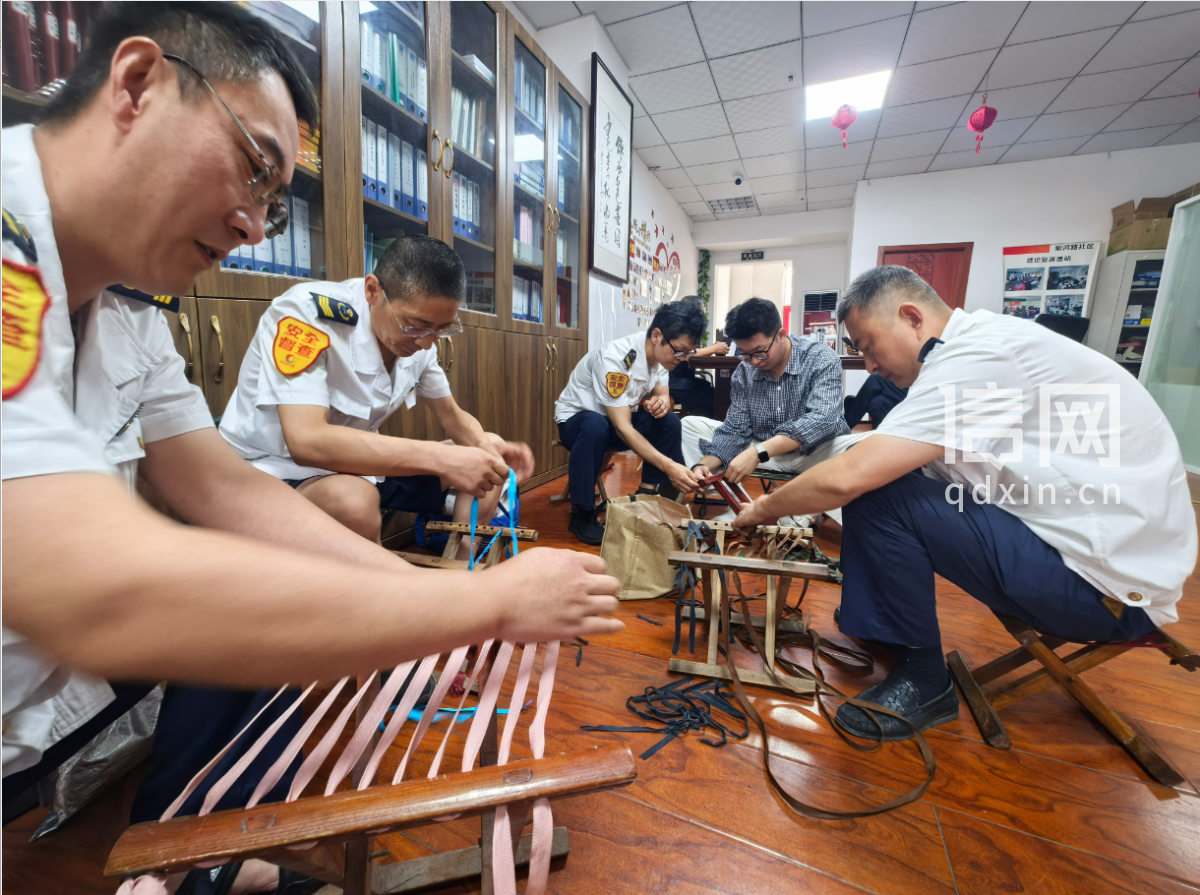 志愿者郭代弟、陈笑、刘洪波、于文海、董付联（从左至右）为居民穿马扎。（来源：信网）