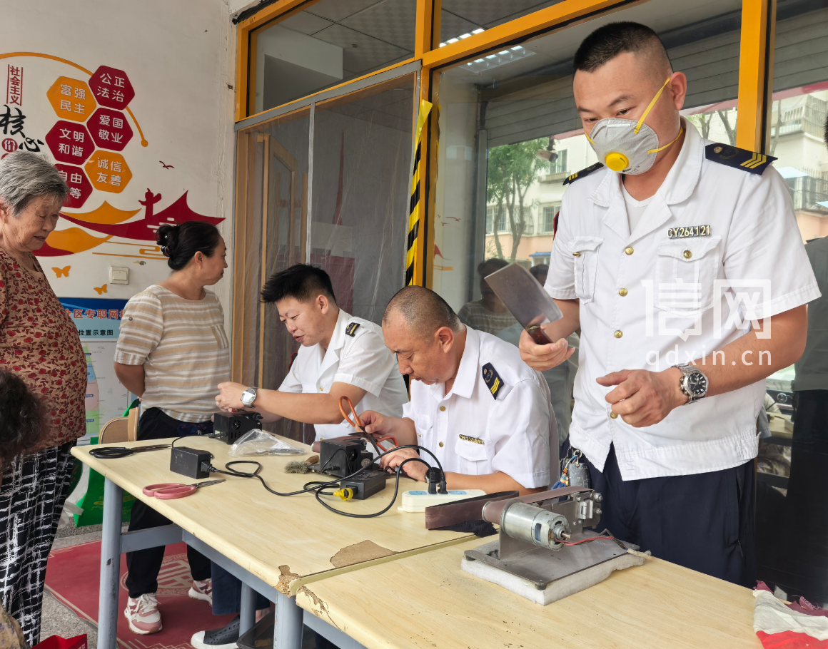 志愿者袁燊、秦鹏、闫吉义（从左至右）、为居民磨刀。（来源：信网）