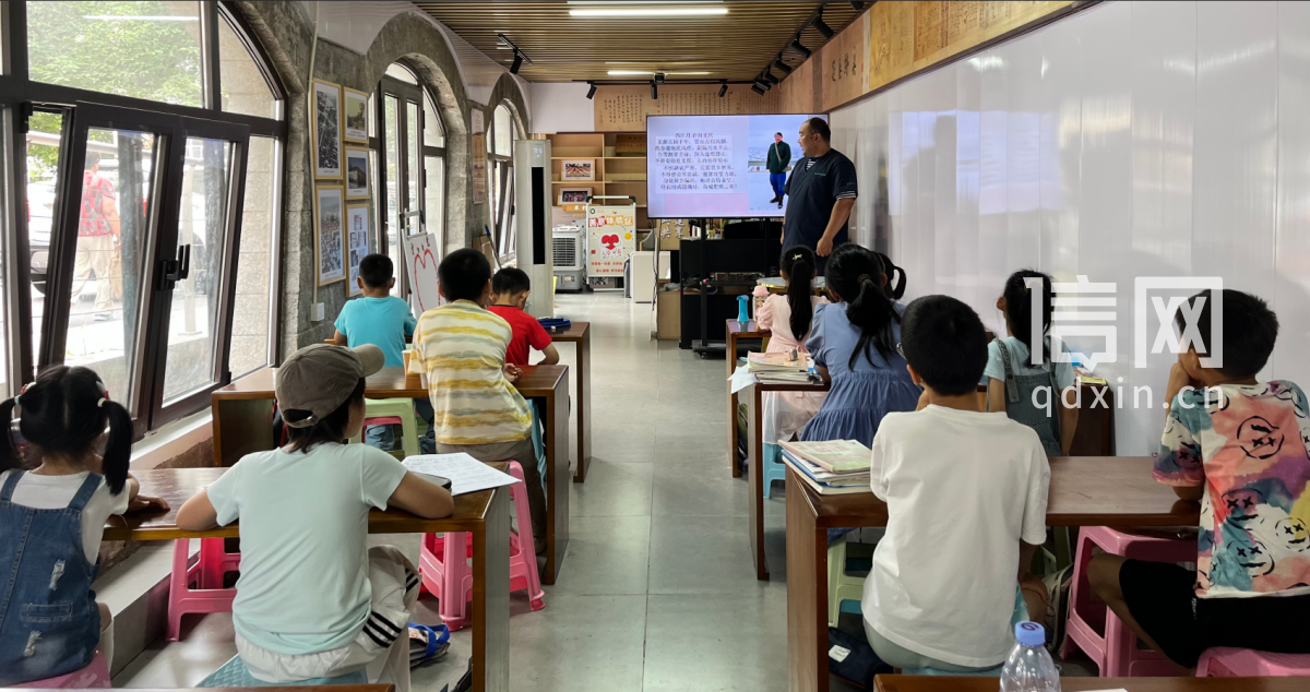 吕文信为同学们进行爱国主义宣讲。（来源：香港中路街道）