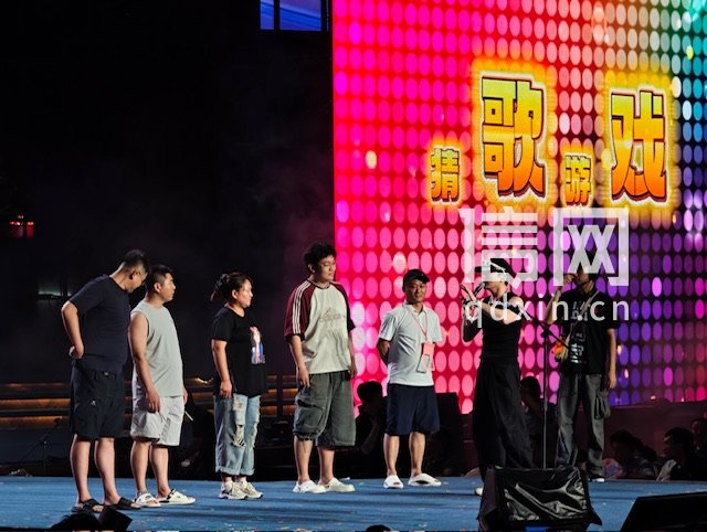 游客参与演出现场互动游戏。（来源：金沙滩啤酒城）