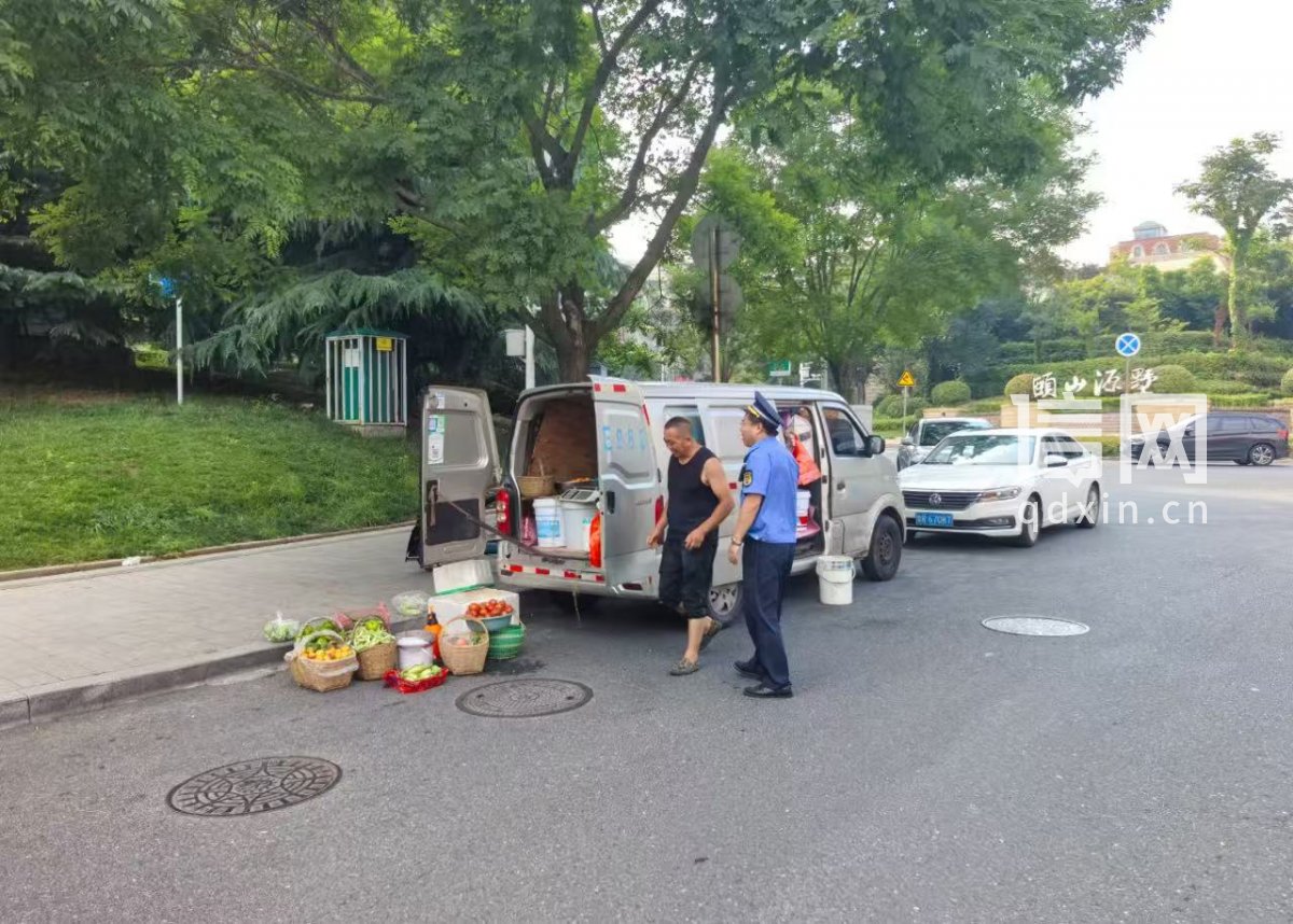 崂山区综合行政执法局组织各派驻街道综合执法中队开展占道经营专项整治行动（来源：崂山区综合行政执法局）