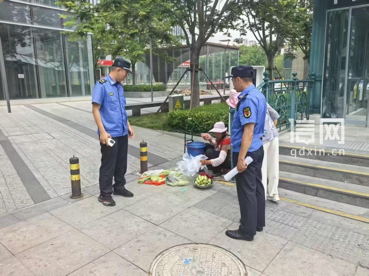 崂山区综合行政执法局组织各派驻街道综合执法中队开展占道经营专项整治行动。（来源：崂山区综合行政执法局）