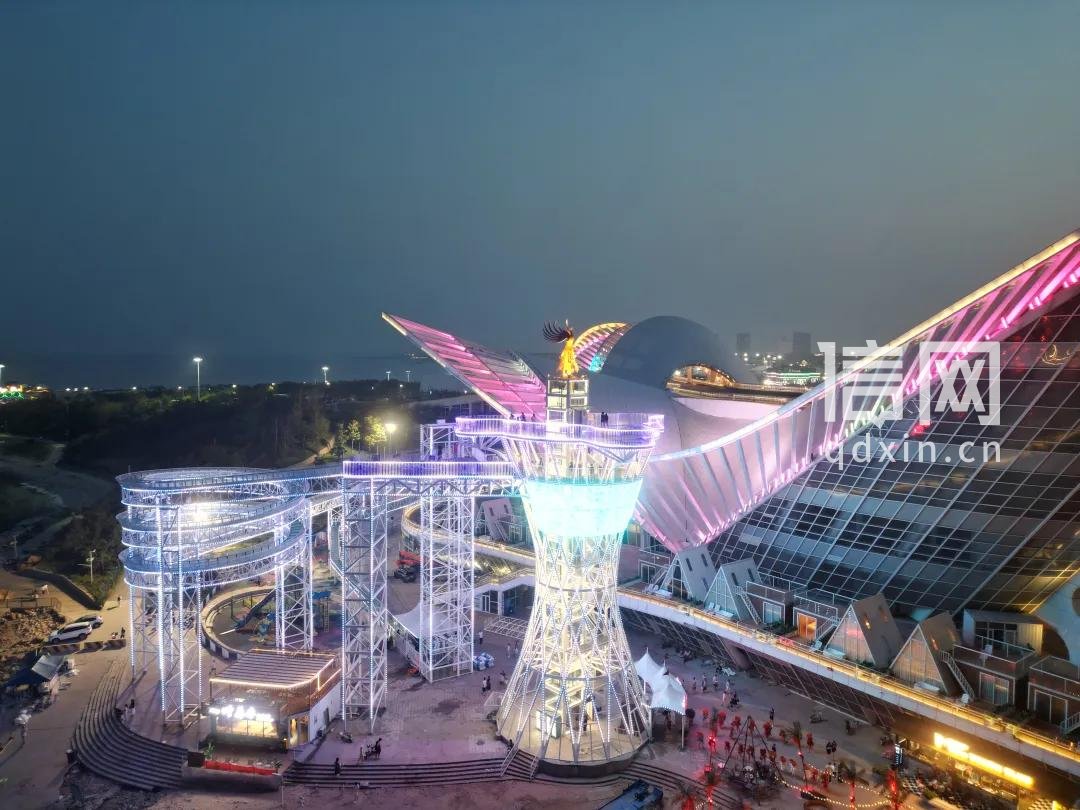 天空之镜临海高空玻璃水滑道。（来源：金沙滩啤酒城）