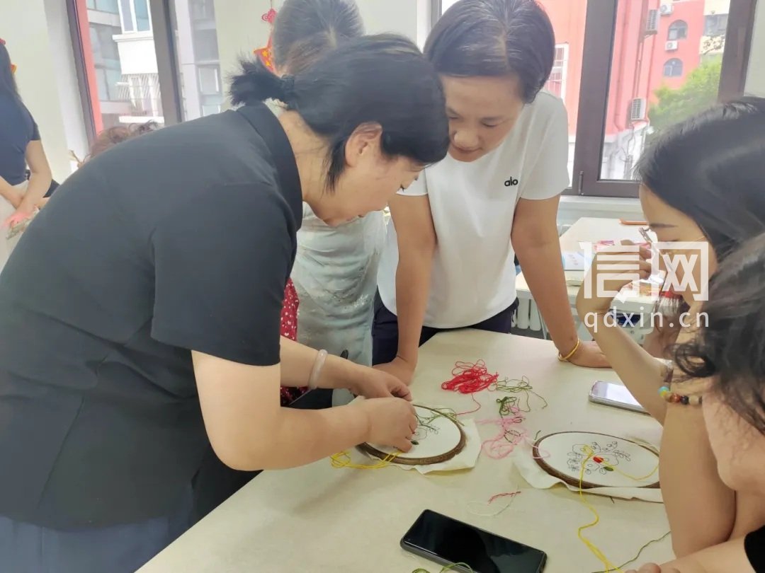 石老人社区鲁绣主题课堂。(来源:金家岭街道办)