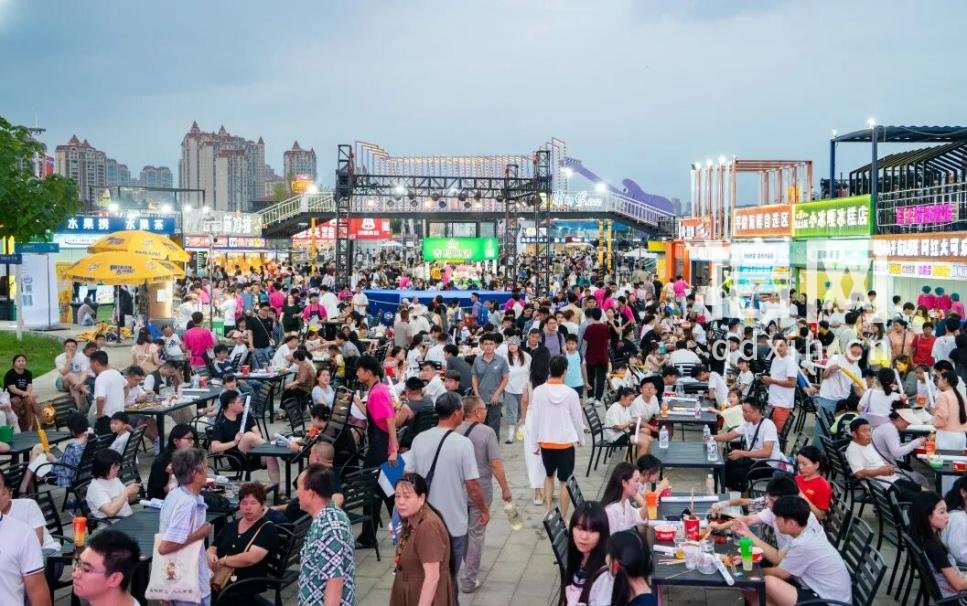 凤凰夜市。（来源：金沙滩啤酒城）