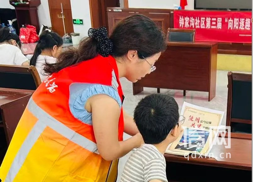 发放文明宣传单页。（来源：金家岭街道办）
