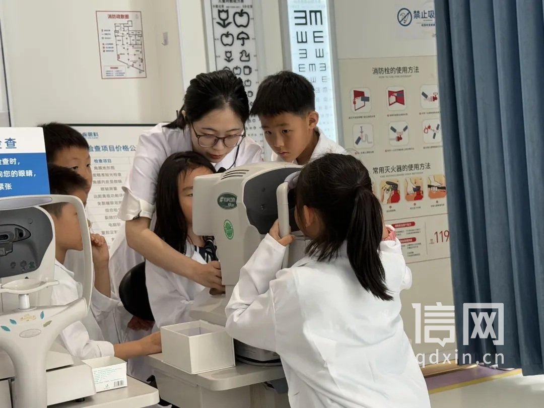“小小眼科医生”职业体验。（来源：金家岭街道办）