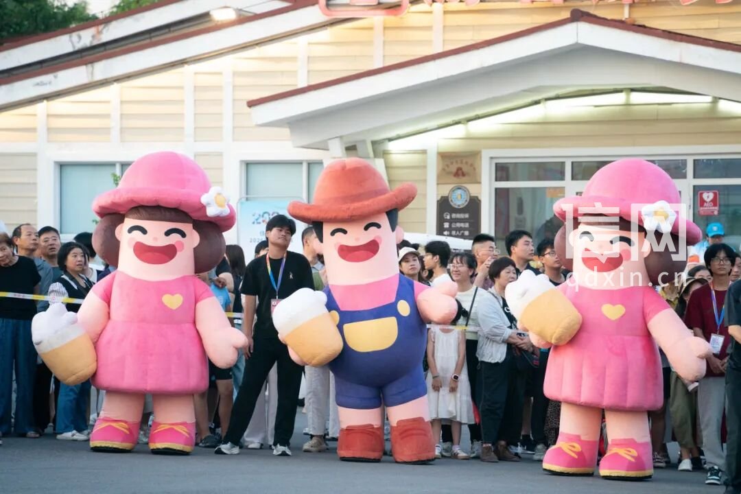 哈舅、哈舅妈人偶沿途与游客互动。（来源：金沙滩啤酒城）