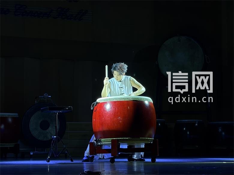刘忠杭在演出中。（来源：信网 于晓 摄）