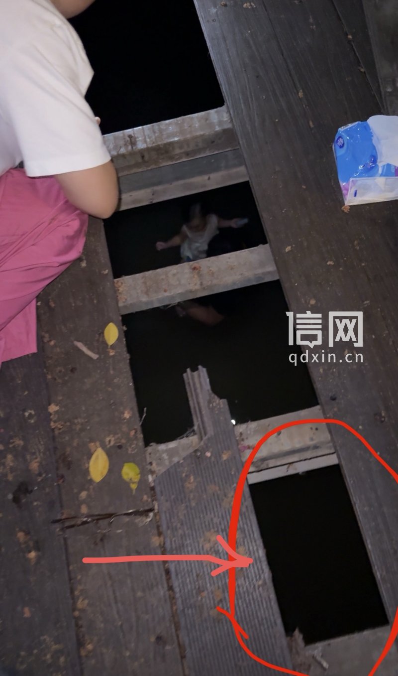 范女士向信号新闻出示的事发情况示意图，红圈处为孩子掉落位置，红圈上方为孩子父亲拆板后跳下位置。（来源：受访者）
