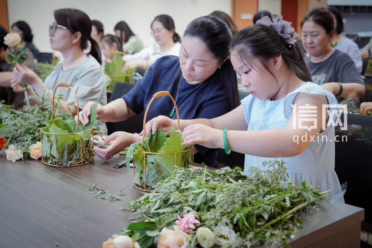 平度市人民医院举办大暑插花活动。（来源：平度市人民医院）