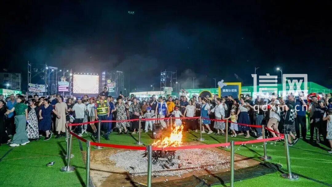 张家楼大集夜间篝火互动现场。（来源：金沙滩啤酒城）