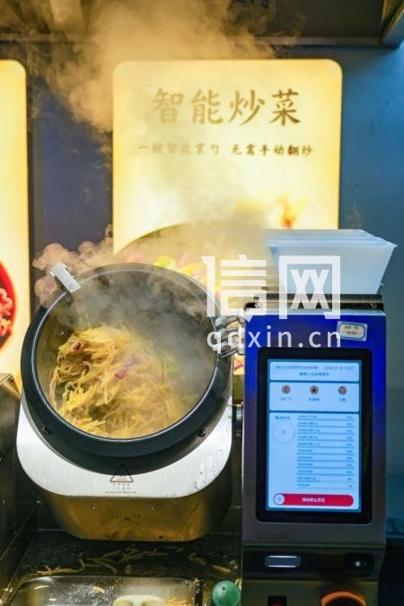 炒菜机器人自动翻炒菜品实拍。（来源：金沙滩啤酒城）
