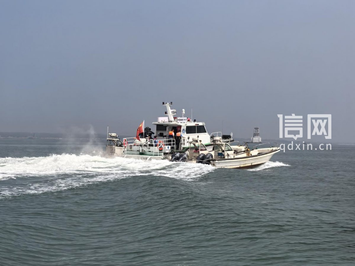 执法船艇海上巡查。(来源:青岛市海洋发展局)