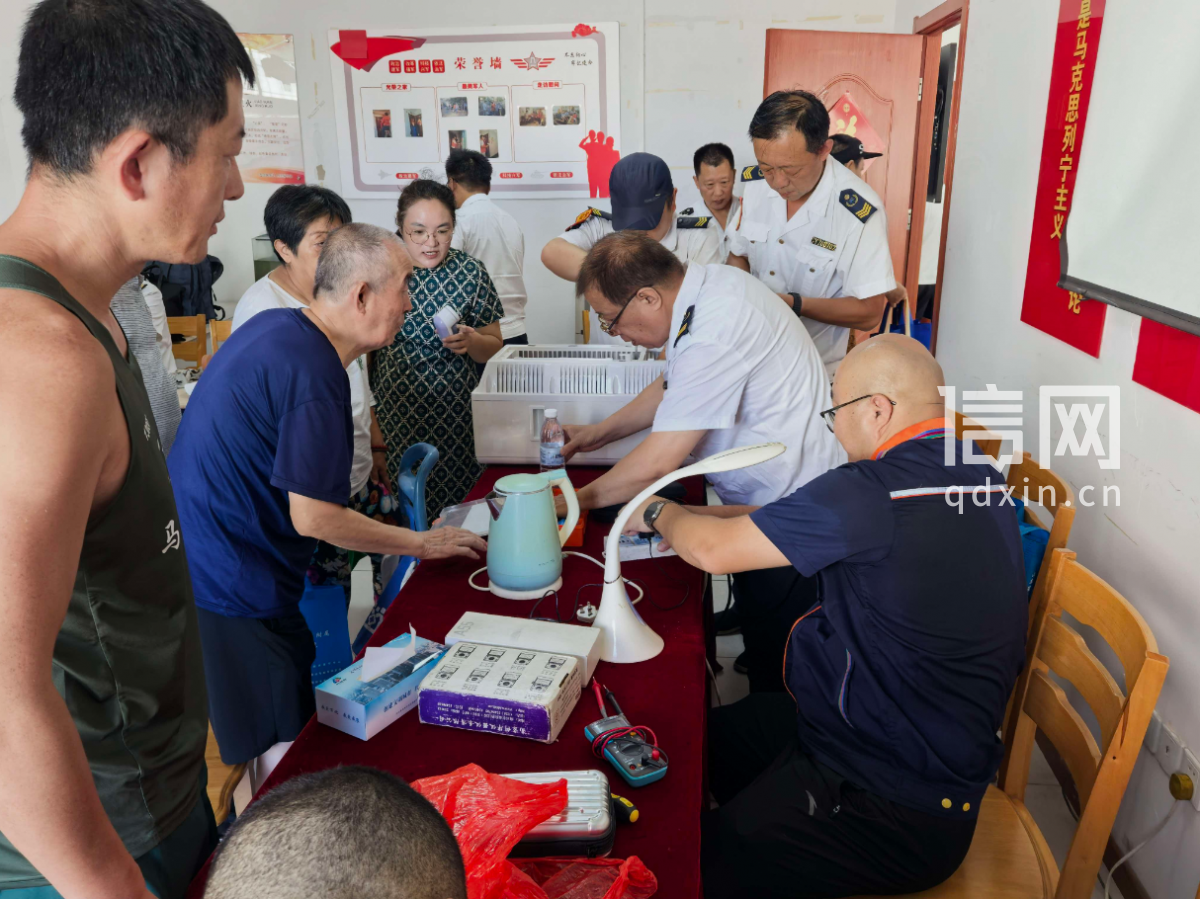小家电维修摊位人气高涨。(来源:信网)